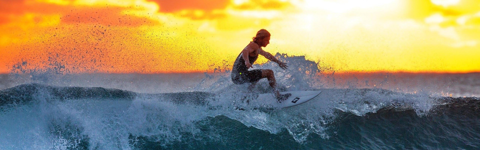 【华体会官网】巴萨5-0皇马十五载回顾，哈维、比利亚、佩德罗与赫弗伦联袂破门，世纪之战铸就永恒经典